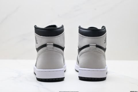 Nike Air Jordan 1 Retro high-top sneakers Comfortable, versatile, breathable, and non-slip basketball shoes.