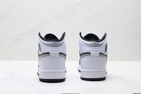 Nike Air Jordan 1 Retro basketball shoes Comfortable and Versatile Mid-Top Skate Shoes