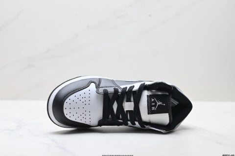 Nike Air Jordan 1 Retro basketball shoes Comfortable and Versatile Mid-Top Skate Shoes