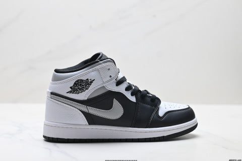Nike Air Jordan 1 Retro basketball shoes Comfortable and Versatile Mid-Top Skate Shoes