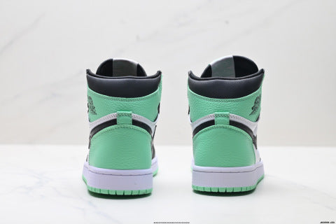 Nike Air Jordan 1 Retro High-top skate shoes Versatile Casual Sports Shoes for Men and Women