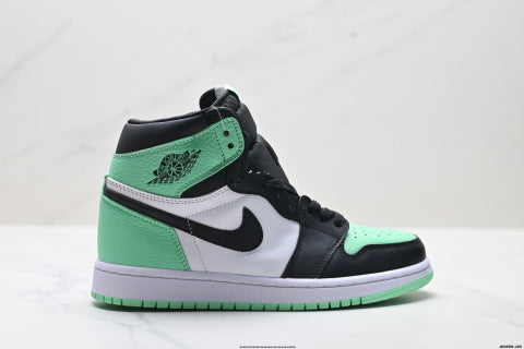 Nike Air Jordan 1 Retro High-top skate shoes Versatile Casual Sports Shoes for Men and Women