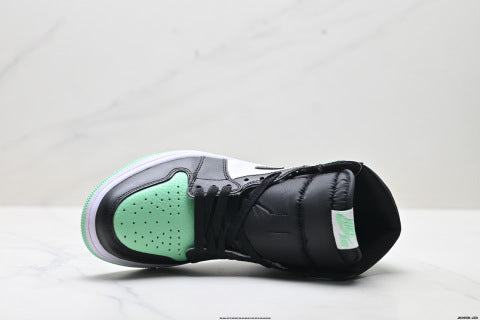 Nike Air Jordan 1 Retro High-top skate shoes Versatile Casual Sports Shoes for Men and Women