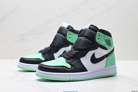 Nike Air Jordan 1 Retro High-top skate shoes Versatile Casual Sports Shoes for Men and Women