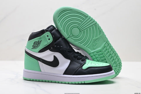 Nike Air Jordan 1 Retro High-top skate shoes Versatile Casual Sports Shoes for Men and Women