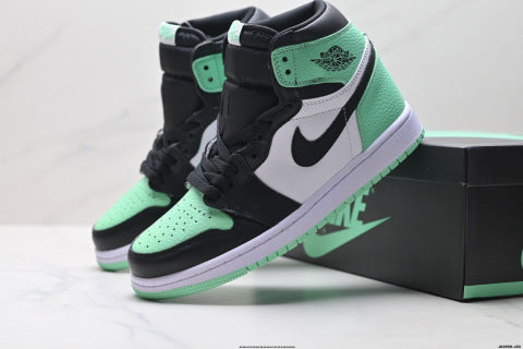 Nike Air Jordan 1 Retro High-top skate shoes Versatile Casual Sports Shoes for Men and Women