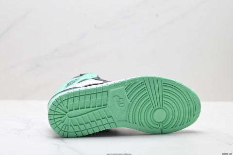 Nike Air Jordan 1 Retro High-top skate shoes Versatile Casual Sports Shoes for Men and Women