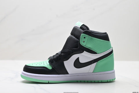 Nike Air Jordan 1 Retro High-top skate shoes Versatile Casual Sports Shoes for Men and Women
