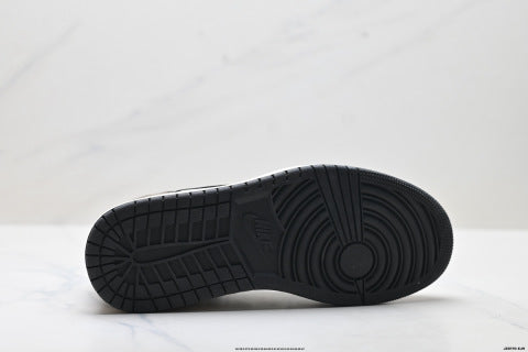 Nike Air Jordan 1 Retro Mid-Top Skate Shoes Non-slip basketball shoes for men and women