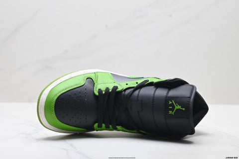 Nike Air Jordan 1 Retro Mid-top skate shoes Non-slip, wear-resistant sports shoes
