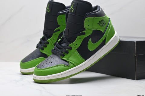 Nike Air Jordan 1 Retro Mid-top skate shoes Non-slip, wear-resistant sports shoes