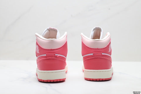 Nike Air Jordan 1 Retro Mid-top skate shoes Versatile Casual Sports Shoes for Men and Women
