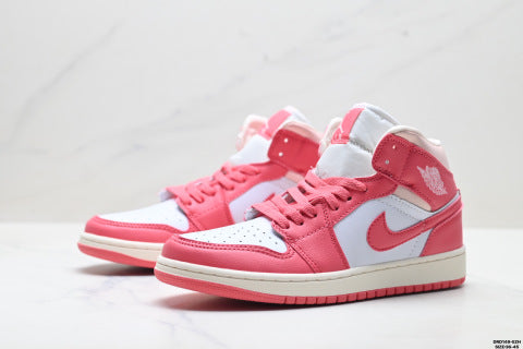 Nike Air Jordan 1 Retro Mid-top skate shoes Versatile Casual Sports Shoes for Men and Women