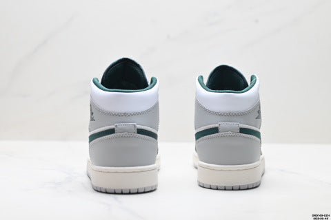 Nike Air Jordan 1 Retro Mid-top skate shoes Non-slip, versatile casual sports shoes